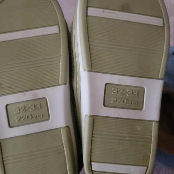 Boys 13 slippers cozy non slip sole green dinosaur EUC - Picture 2 of 4